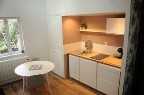 Réfrigérateur, micro-ondes, plaque de cuisson, cafetiÚre/bouilloire