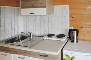 Fridge, stovetop, coffee/tea maker, electric kettle - Bungalow in Wrzosowo near Baltic Sea Beach (Wrzosowo)