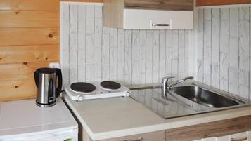 Kühlschrank, Herdplatte, Wasserkocher mit Kaffee-/Teezubehör