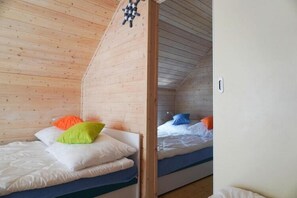 2 bedrooms, travel crib, free WiFi