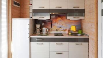 Réfrigérateur, micro-ondes, plaque de cuisson, cafetiÚre/bouilloire