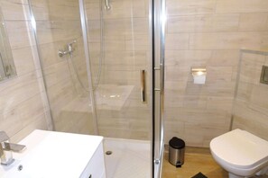 Shower, towels - Apartment in Dziwnów by Baltic Sea Beach (Dziwnow)
