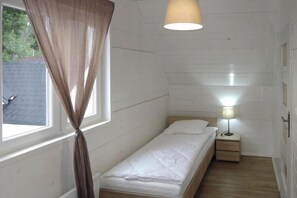 2 bedrooms, travel crib