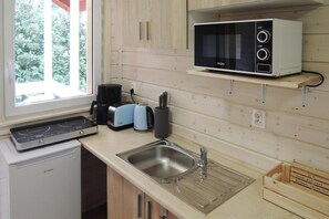 Frigorífico, microondas, placa de cocina y cafetera o tetera
