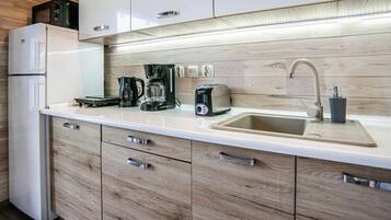 Frigorifero, microonde, piano cottura, lavastoviglie