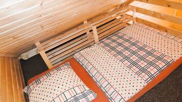 2 dormitorios, cuna de viaje, ropa de cama