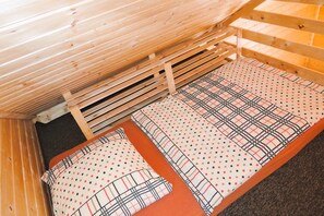 2 bedrooms, travel cot, bed sheets