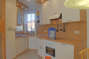 Fridge, microwave, oven, coffee/tea maker