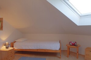 2 bedrooms, travel cot, WiFi