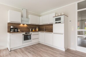 ثلاجة، ميكروويف، فرن، غسالة أطباق