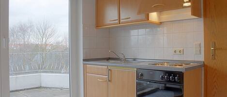 Kühlschrank, Mikrowelle, Ofen, Wasserkocher mit Kaffee-/Teezubehör