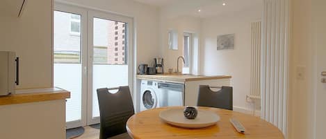 Fridge, oven, dishwasher, coffee/tea maker