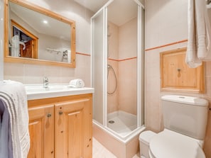 A bathroom with a shower, toilet, sink, and wooden cabinets. - Chalet 5 bedrooms, 4 bathrooms, sauna in Tignes (Tignes)