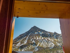 A mountain view from a wooden cabin with a clear sky. - Chalet 5 bedrooms, 4 bathrooms, sauna in Tignes (Tignes)