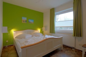 2 Schlafzimmer, Reisekinderbett