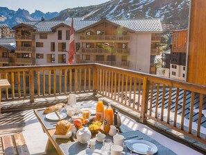 تناول �الطعام بالخارج