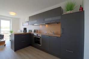 Kühlschrank, Ofen, Geschirrspüler, Wasserkocher mit Kaffee-/Teezubehör