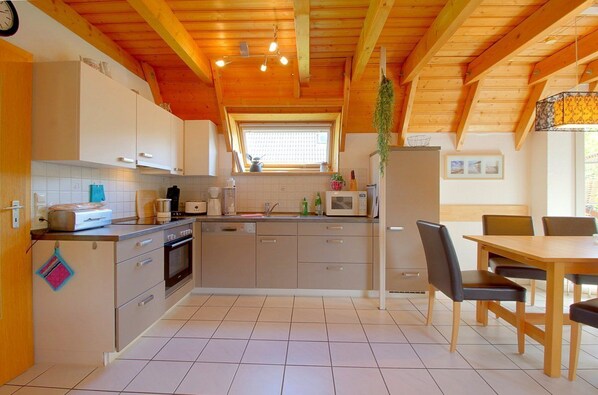 Kühlschrank, Mikrowelle, Ofen, Geschirrspüler