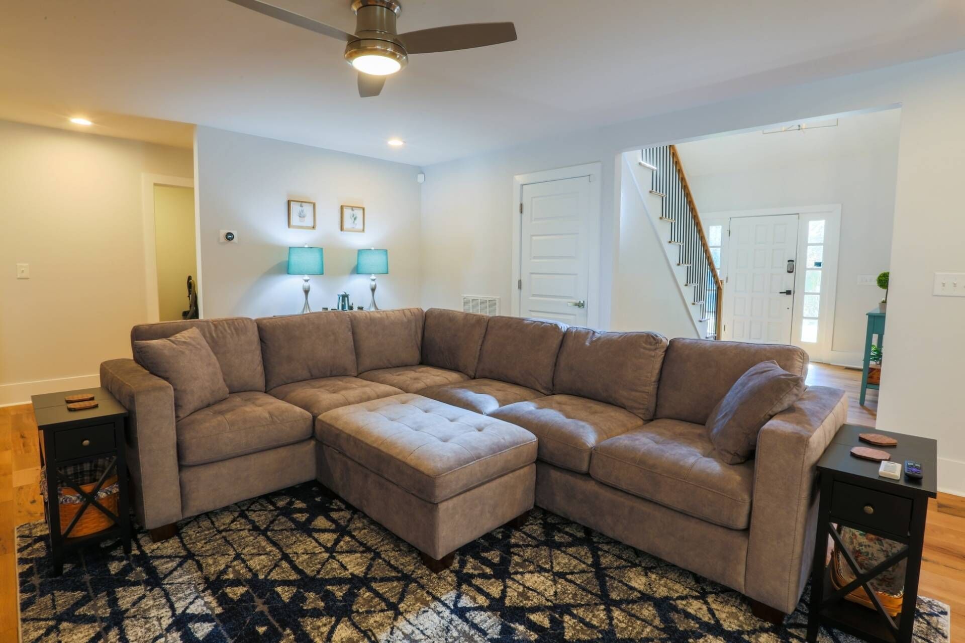 Renovated Home with 2 Decks & Backyard. Minutes to Shipyard Park, Charleston, Beaches & Boone Hall.