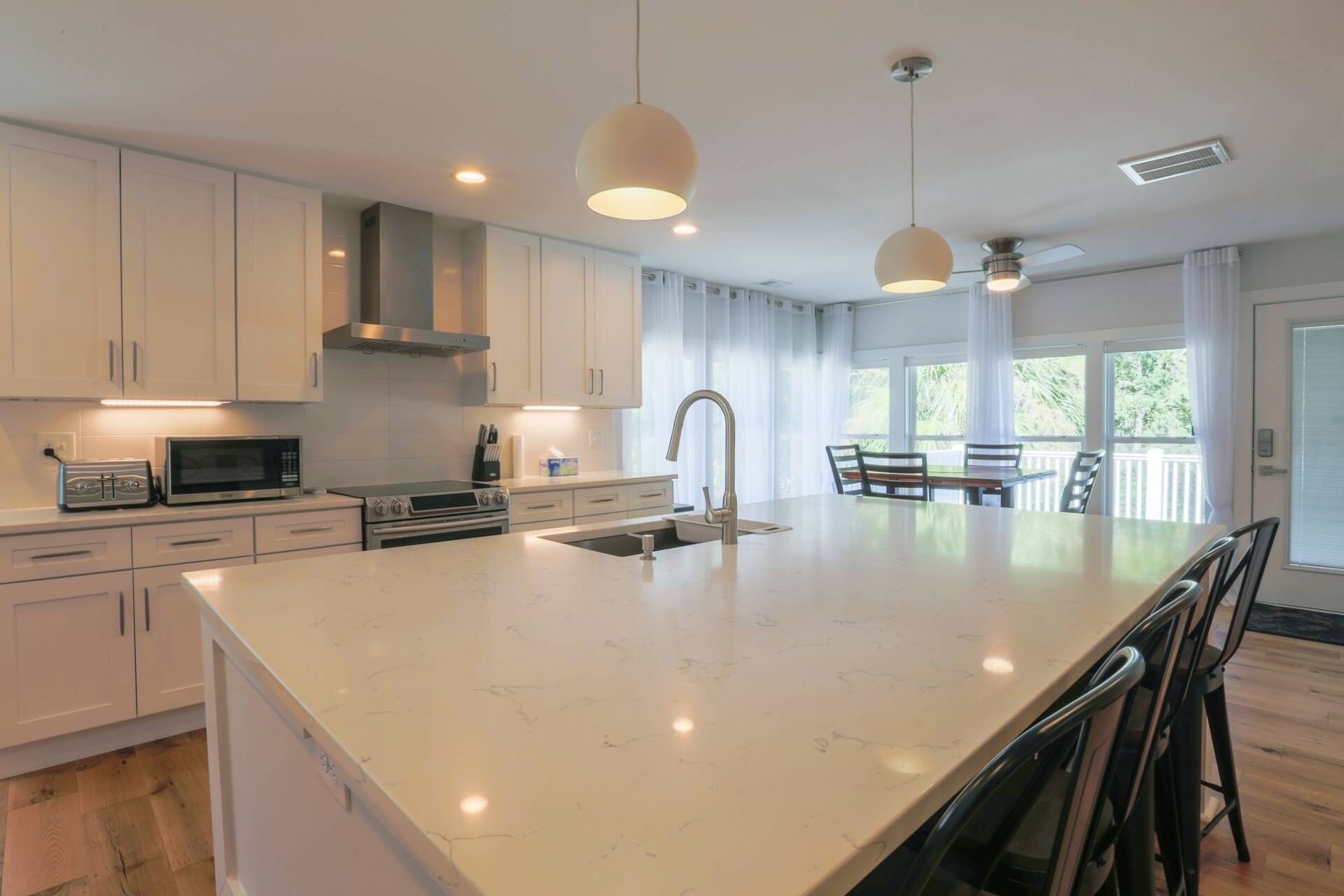 Renovated Home with 2 Decks & Backyard. Minutes to Shipyard Park, Charleston, Beaches & Boone Hall.