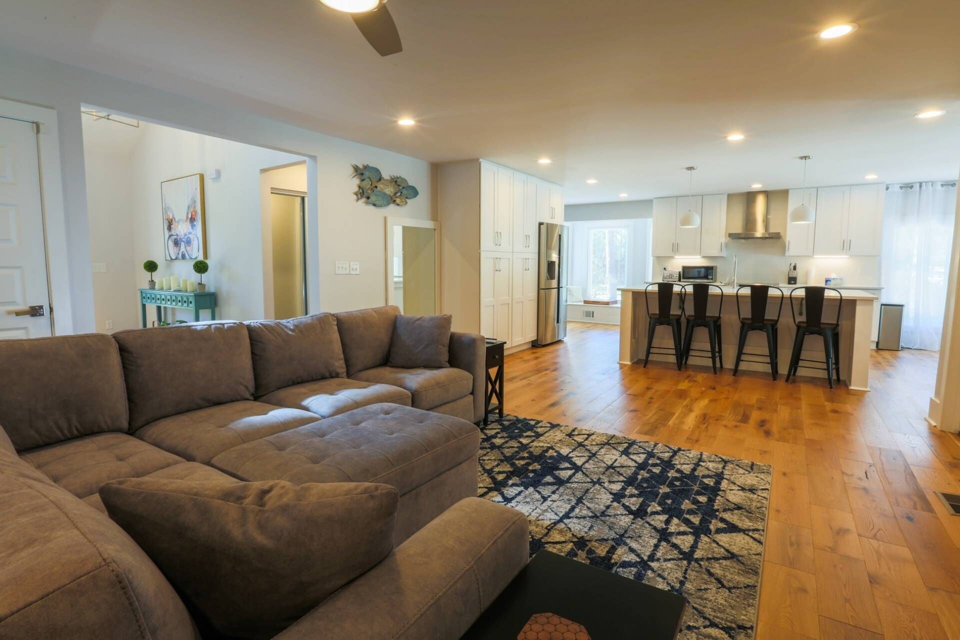 Renovated Home with 2 Decks & Backyard. Minutes to Shipyard Park, Charleston, Beaches & Boone Hall.