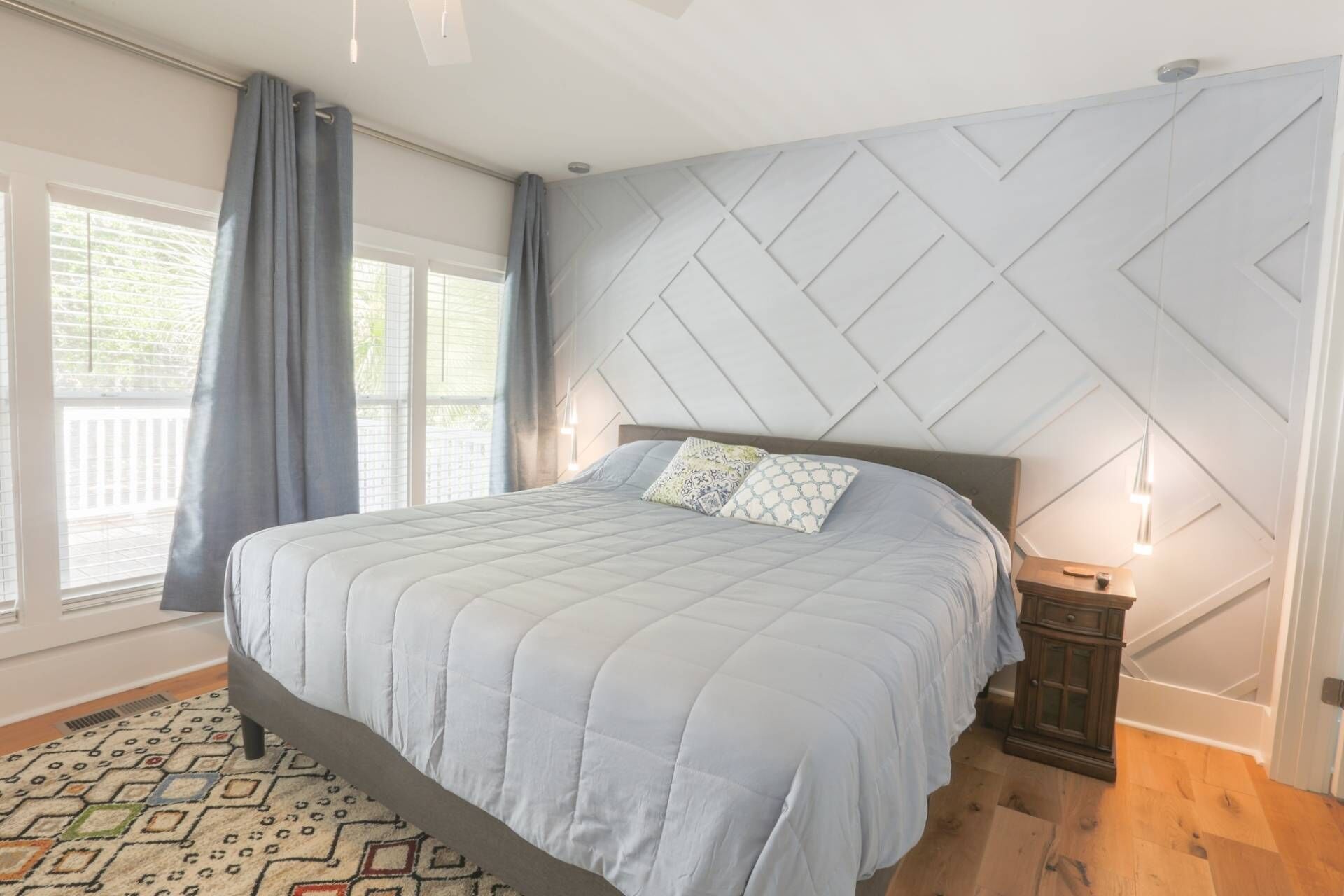 Renovated Home with 2 Decks & Backyard. Minutes to Shipyard Park, Charleston, Beaches & Boone Hall.