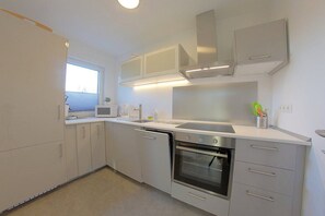Kühlschrank, Mikrowelle, Ofen, Geschirrspüler