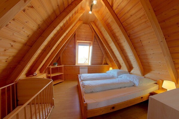 3 bedrooms, travel crib, WiFi