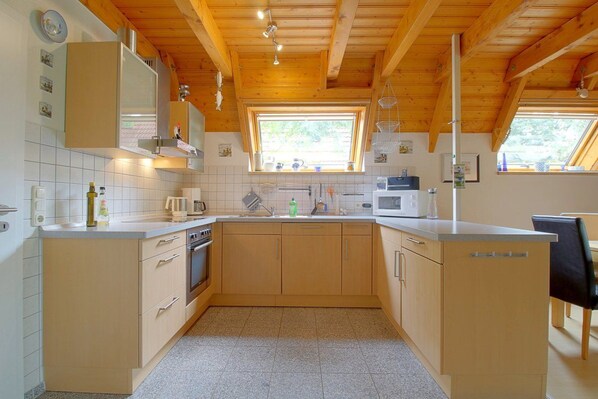 Kühlschrank, Mikrowelle, Ofen, Geschirrspüler