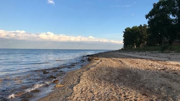Ubicación cercana a la playa y tumbonas