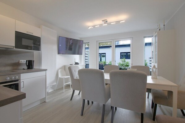 Réfrigérateur, four à micro-ondes, un four, lave-vaisselle