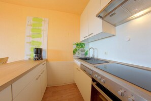 Kühlschrank, Ofen, Geschirrspüler, Wasserkocher mit Kaffee-/Teezubehör
