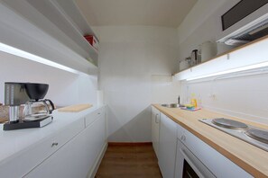 Køleskab, mikrobølgeovn, ovn, kaffe-/temaskine