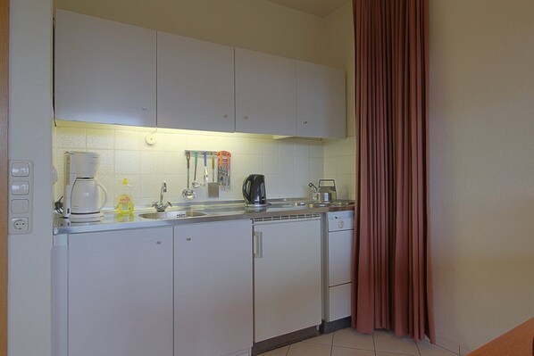 Kühlschrank, Mikrowelle, Ofen, Wasserkocher mit Kaffee-/Teezubehör