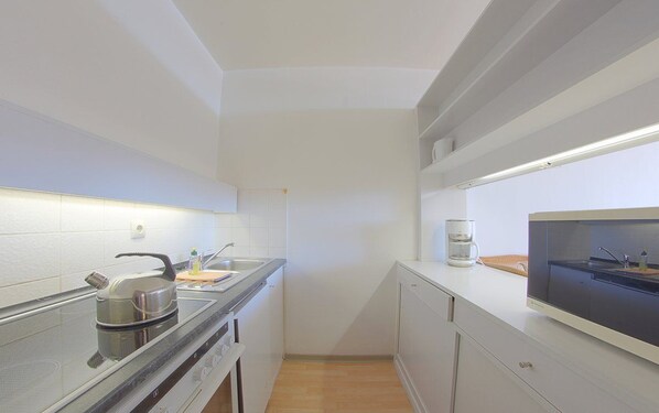 Kühlschrank, Ofen, Wasserkocher mit Kaffee-/Teezubehör, Wasserkocher
