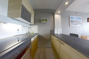Kühlschrank, Ofen, Geschirrspüler, Wasserkocher mit Kaffee-/Teezubehör