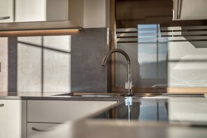 Fridge, microwave, oven, stovetop - Apartment “Treyer 8 Romantica” with Mountain View, Wi-Fi, Terrace & Garden (Terenten / Pustertal)