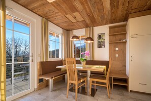 Dining - Apartment “Treyer 8 Romantica” with Mountain View, Wi-Fi, Terrace & Garden (Terenten / Pustertal)