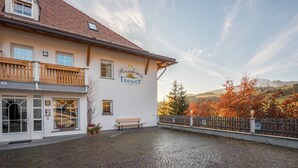 A building with a sign reading 'Residence Treyer,' a balcony, a cobblestone courtyard, and a mountain view. - Apartment “Treyer 1 Typ B” with Mountain View, Wi-Fi, Balcony & Garden (Terenten / Pustertal)