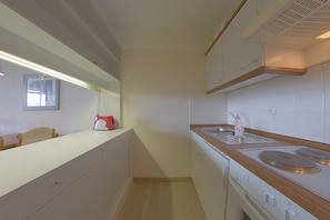 Køleskab, ovn, kaffe-/temaskine, elkedel