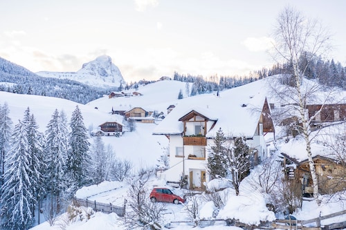Holiday Apartment B in House Belodei with Mountain View & Wi-Fi; Parking Available