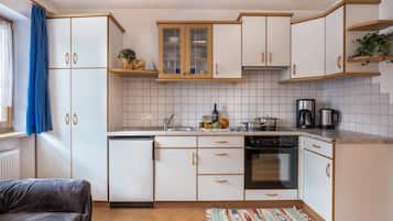Kylskåp, ugn, spishäll och kaffe- och tebryggare