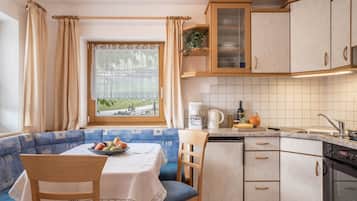 KĂŒhlschrank, Ofen, Herdplatte, Wasserkocher mit Kaffee-/Teezubehör