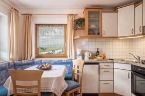 Refrigerador, horno, parrilla de estufa y cafetera y tetera 