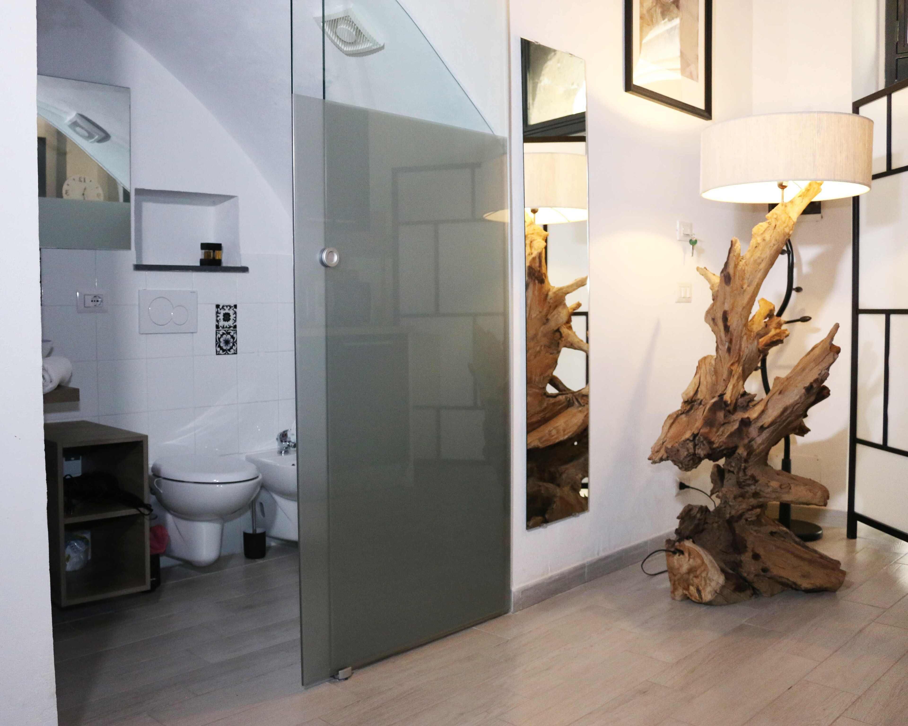 Dusj, hårføner, badekåper og tøfler