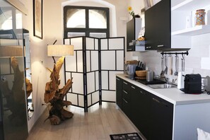 雪櫃、微波爐、焗爐、爐具