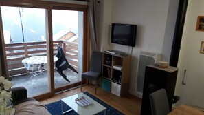 Fernseher, Kamin, DVD-Player