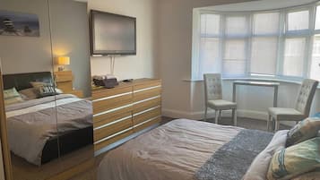 6 kamar tidur, setrika/meja setrika, Wi-Fi gratis, dan seprai linen