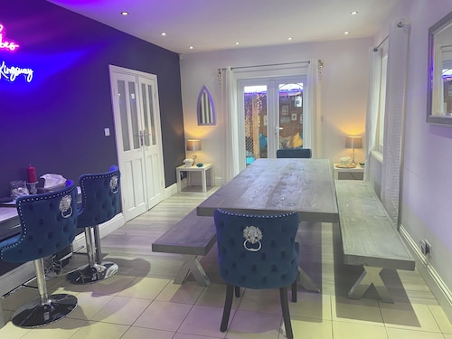 6 Bed-sleeps 12-hot Tub-free Parking-pet Friendly