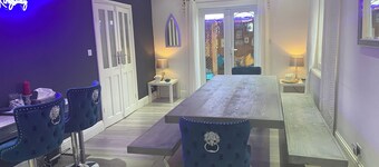 6 Bed-sleeps 12-hot Tub-free Parking-pet Friendly